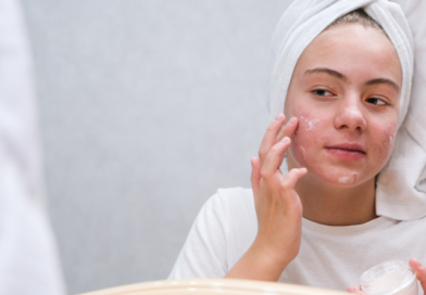 Pielęgnacja cery trądzikowej – jakie kosmetyki wybierać?