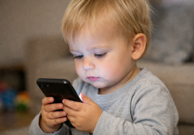 Generacja AI w piaskownicy: Jak mądrze wprowadzać technologię w świat dziecka?