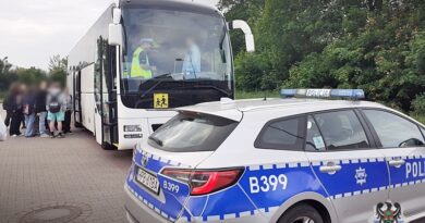 Dziecko jedzie autokarem na wycieczkę? Dowiedz się, jak krok po kroku skontrolować pojazd i kierowców